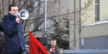 Protesta nëse një qeveri tjetër do t’ia jepte pronën Manastirit?, Kurti: S’kam kohë e nerva të mendoj si opozitar