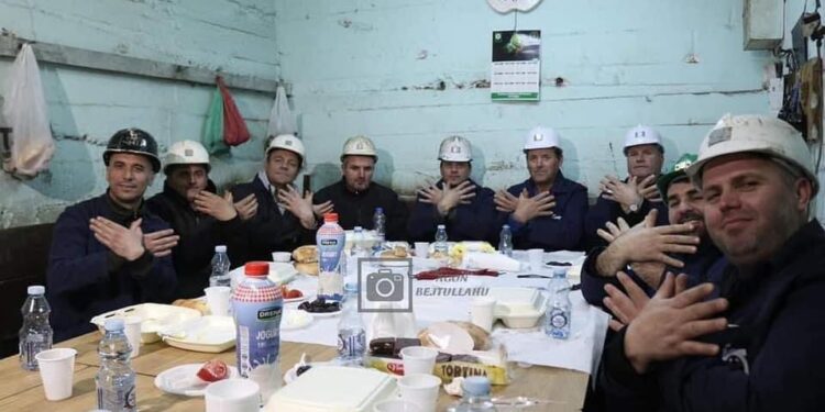 “Unë jam gjithmonë i lidhur me Allahun, në kohë si tani ku jemi 800 metra nën tokë”, Reuters shkruan për iftaret e minatorëve të Trepçës