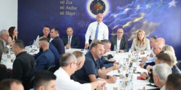 AAK i përgjigjet Kurtit: E ngriti flamurin e bardhë, jemi të gatshëm për zgjedhje – le ta shpërbëjë Kuvendin