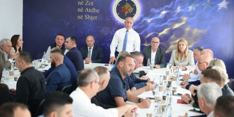 AAK i përgjigjet Kurtit: E ngriti flamurin e bardhë, jemi të gatshëm për zgjedhje – le ta shpërbëjë Kuvendin