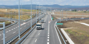 Nënshkruhet kontrata 21 milionëshe për ndërtimin e rrugës Prishtinë-Pejë