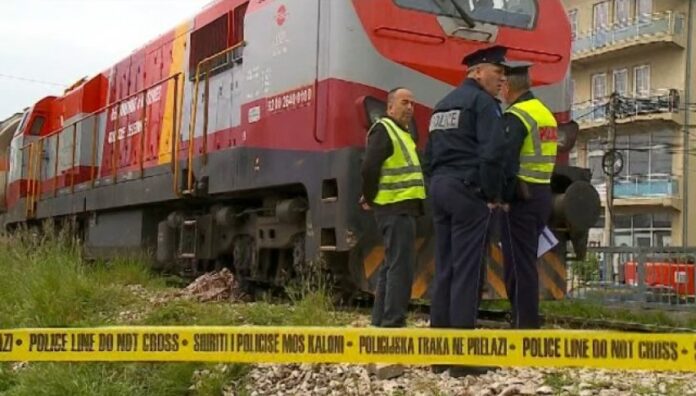 Treni godet një këmbësore në Prishtinë, policia thotë se ajo ka pësuar lëndime të rënda