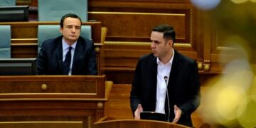 Abdixhiku: Derisa po flasim, dikush në VV është duke nënshkruar një tender sekret