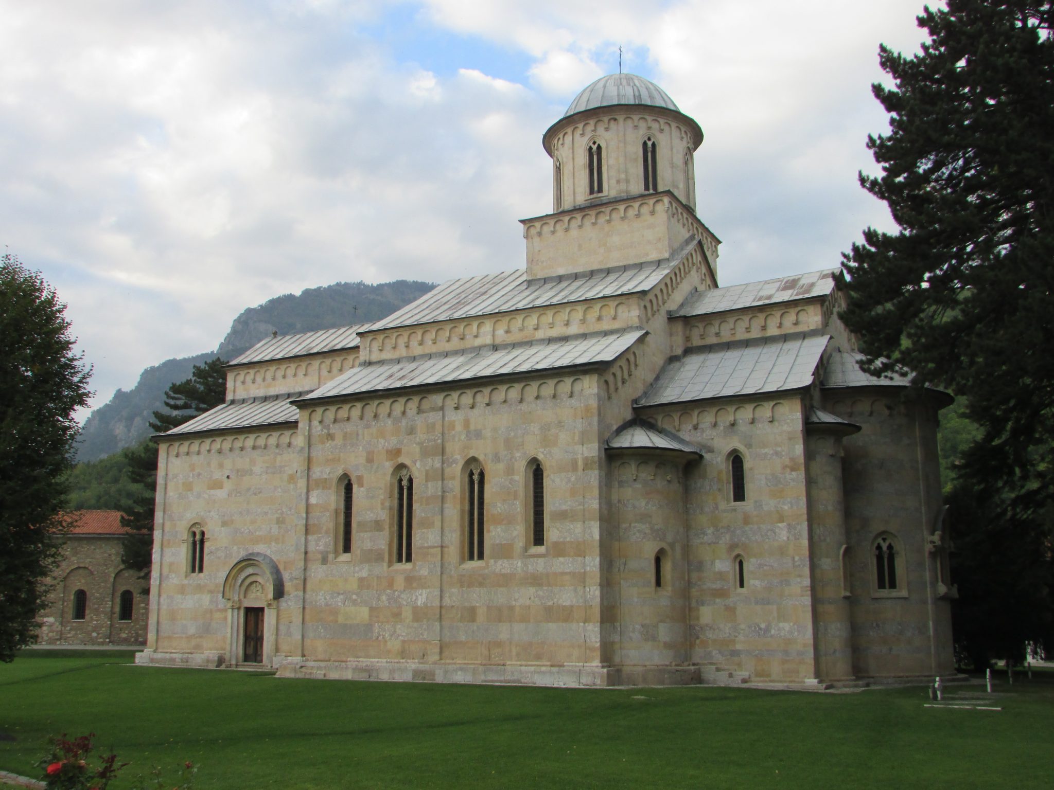 Historianët e Deçanit thërrasin konferencë pas vendimit të Kurtit për Manastirin