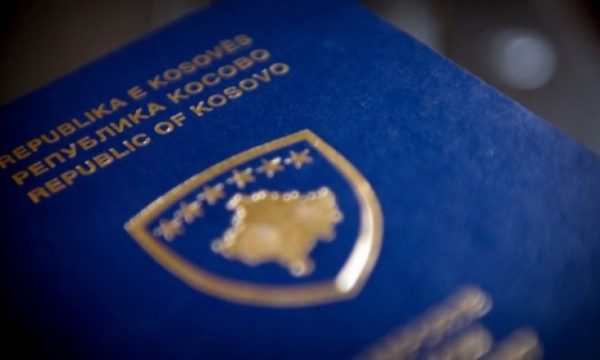 Pritjet e gjata/ Nga janari 24 mijë qytetarë kanë paguar deri 80 euro për t’u pajisur me pasaportë brenda 72 orëve