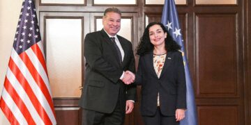 Problemet në komunikim me Kurtin, Escobar nis vizitën në Kosovë duke u takuar me Osmanin