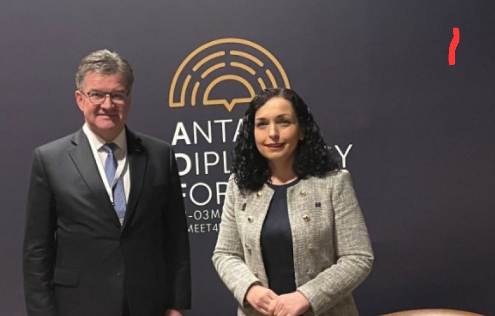 E thumboi Kurtin për dinarin, takohet me Lajçakun: A po i përzihet presidentja Qeverisë në dialog?