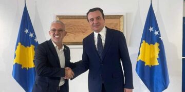 Kurti takohet me humanistin Halil Kastrati, diskutojnë për projekte në ndihmë të familjeve në nevojë