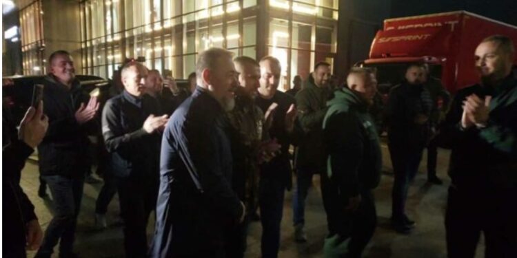 Duartrokitje dhe brohoritje – momenti kur Lushtaku lirohet nga baza e EULEX-it (VIDEO)