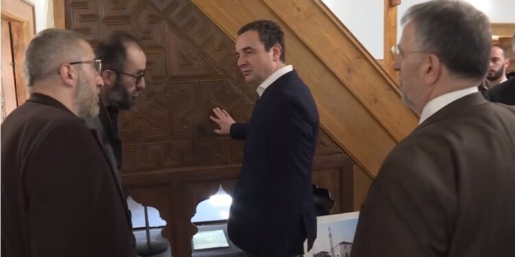 Në prag të Ramazanit, Kurti dhe Tërnava vizitojnë dy xhamitë e restauruara