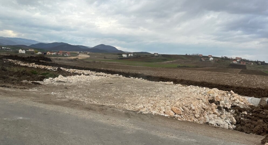 Lajm i keq: Ndërpriten punimet në magjistrale në fshatin Studime të Vushtrrisë, shkak pronat