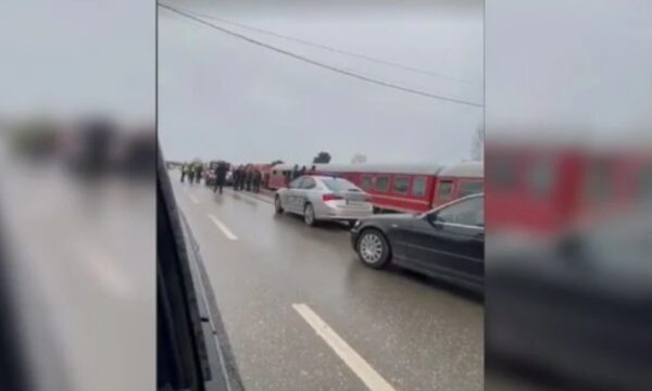 Këmbësorja që u godit dje nga treni, në gjendje të rëndë