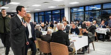 Kryeministri Kurti bëri iftar me të moshuarit në Shtëpinë e të Moshuarve “Jetimat e Ballkanit”
