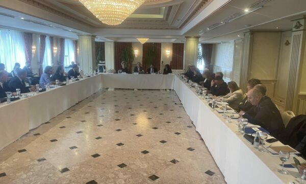 Ish-ambasadorët kosovarë diskutojnë për ndërhyrjen e NATO-s në Kosovë: 25 vjet nga fundi i vuajtjeve