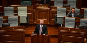 Abelard Tahiri bënë premtim publik: Nëse Kurti bëhet kryeministër edhe një herë, unë e lë mandatin e deputetit