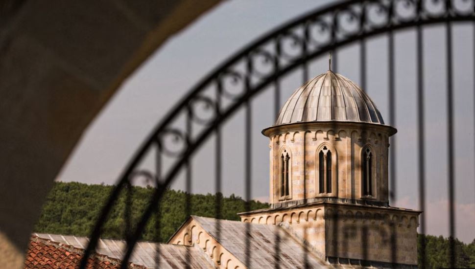 Manastiri i Deçanit regjistron pronësinë e 24 hektarëve tokë