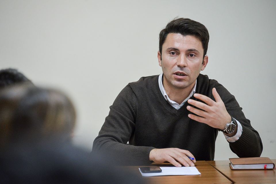 Rrustemi i VV-së i reagon Tahirit: Kosova ka nevojë për front kundër Serbisë, e jo kundër kryeministrit