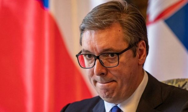 Vuçiq përkujton vdekjen e një fëmije nga bombardimet në Beograd, harroi vrasjet makabre dhe gjenocidin serb në Kosovë
