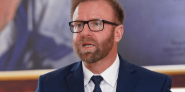 Abazi për Kurtin: Ta lëmë ta kryejë mandatin e plotë, miti i tij është përkthyer në asgjë