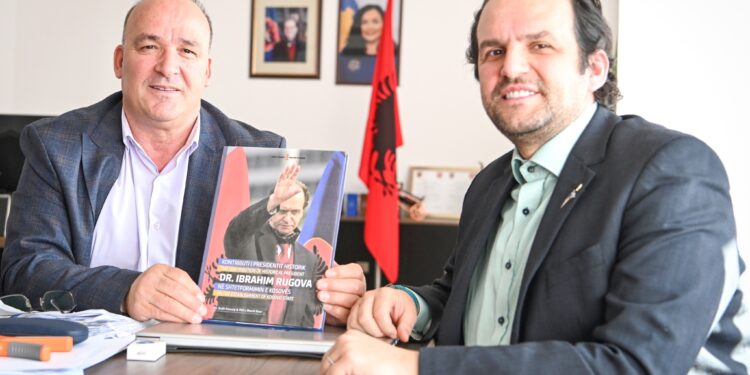 Bulliqi takohet me djalin e Rugovës, e njofton se sivjet do të vendoset shtatorja e Presidentit në Podujevë