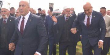 Rifat Jashari e Ramush Haradinaj dorë për dore, momente gazmore mes tyre në Gllogjan