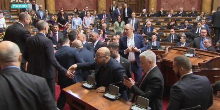Eskalon situata në Kuvendin e Serbisë, sharje dhe përplasje fizike mes pozitës dhe opozitës
