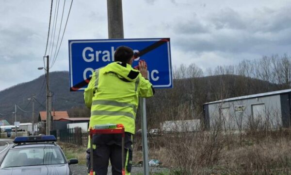 Tabelat e reja në veri po pastrohen pasi u lyen me bojë