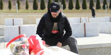 “Ai që e ka ditëlindjen bashkë me flamurin”- Gold Ag viziton varrezat e Jasharajve në Prekaz