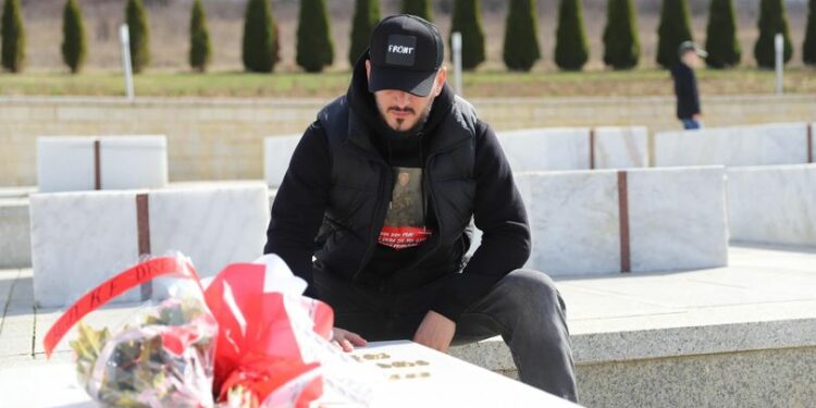 “Ai që e ka ditëlindjen bashkë me flamurin”- Gold Ag viziton varrezat e Jasharajve në Prekaz