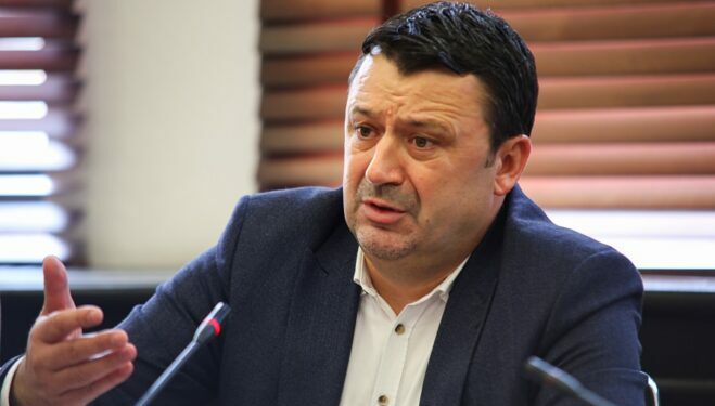 “Kokëulur e me turp do të tërhiqet edhe për dinarin” – Beqa: Dorëheqja e Kurtit lajmi më i mirë që mund t’iu vijë qyetetarëve