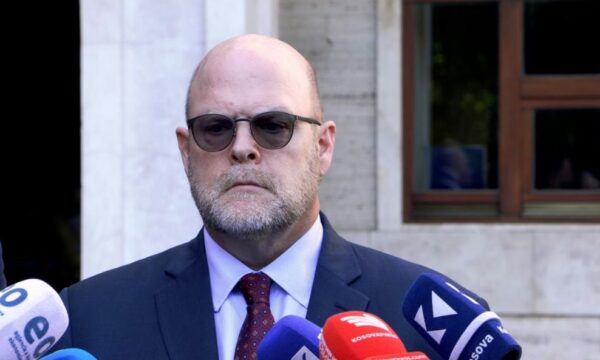 Hovenier: Me rëndësi të ndryshohet mënyra e zbatimit të vendimit për dinarin – bisedimet vazhdojnë, mund të gjendet zgjidhja