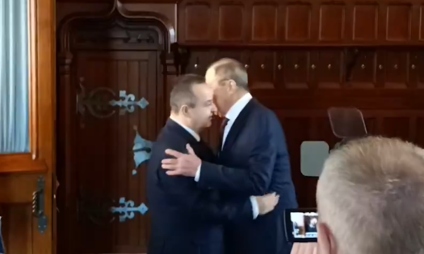 Daçiq në Moskë, i hidhet në përqafim Sergei Lavrovit