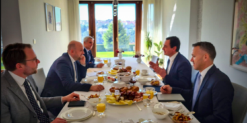 Emisari gjerman zbarkon në Kosovë, me Kurtin flet për temat aktuale dhe Procesin e Berlinit
