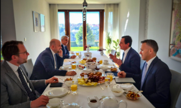 Emisari gjerman zbarkon në Kosovë, me Kurtin flet për temat aktuale dhe Procesin e Berlinit