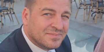 Frashër Krasniqi i shkon në tavolinë Armend Mujës: “A po ju vjen marre që e pranuat Zajednicën?”