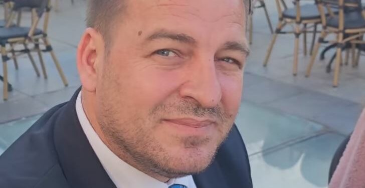 Frashër Krasniqi i shkon në tavolinë Armend Mujës: “A po ju vjen marre që e pranuat Zajednicën?”