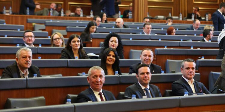 “Gati për zgjedhje”/ LDK, Kurtit: Bëje ftesën për shpërbërje të Kuvendit, ne e mbështesim