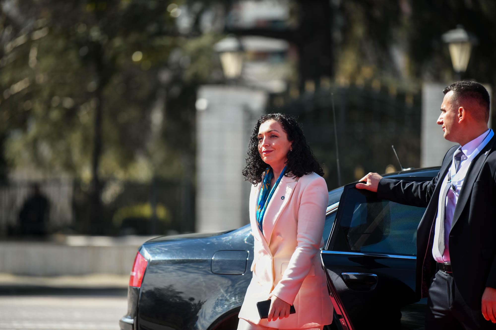 Zyra e presidentes Osmani po kërkon me qera 15 vetura superluksoze, ja pse po i duhen