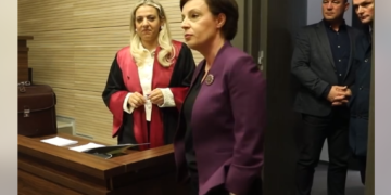 “A është e zakonshme që gjyqtari t’i drejtohet palës sikur t’ia ketë prerë kërthizën”, Gërvalla pyet avokaten në gjykatë