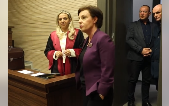 “A është e zakonshme që gjyqtari t’i drejtohet palës sikur t’ia ketë prerë kërthizën”, Gërvalla pyet avokaten në gjykatë