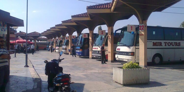 Rrahen shoferët në stacionin e autobusëve në Prizren, ambulanca e policia në vendin e ngjarjes