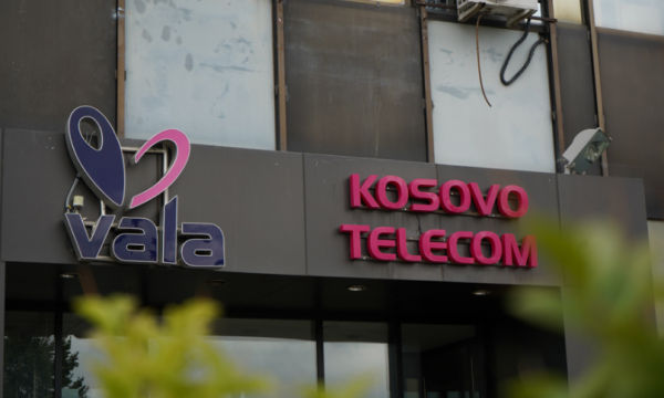 Punëtorët e Telekomit mbesin pa paga, paralajmërojnë protestë