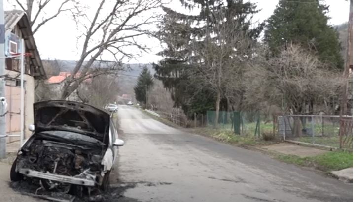 Digjet gjatë mesnatës një veturë në Leposaviq, rasti po hetohet