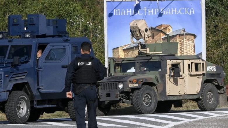 KFOR ekzaminon “zollat” e gjetura në Banjskë dhe po siguron zonën për të parë nëse ka armë të tjera