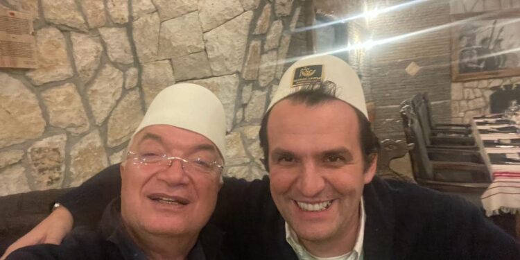 Me plisa në kokë, Xhavit Haliti poston fotografi me djalin e Rugovës