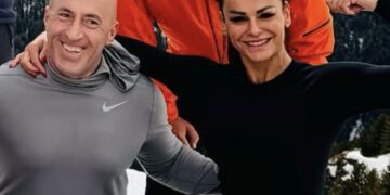 Pas paralajmëroi se do t’i futet politikës, Juliana Nura shëtit bjeshkëve me Ramush Haradinajn
