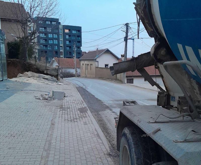 Gjobë 500 euro për betonjerkën që ndoti rrugën në Prishtinë