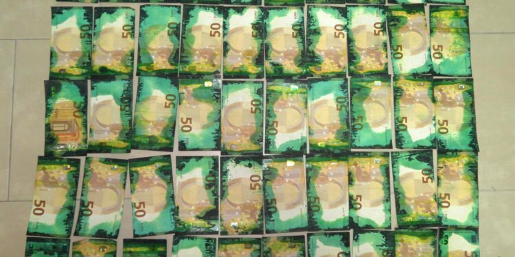 Arrestohen dy të dyshuar për falsifikim parash, konfiskohen 25 mijë euro