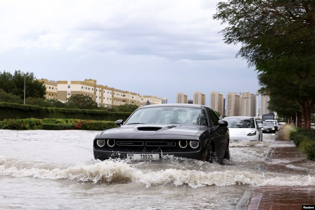Dubai nis pastrimin pas përmbytjeve nga reshjet e shiut