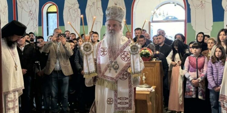 Peshkopi Teodosije në kremtimin e Pashkëve inkurajon serbët të mos largohen nga Kosova